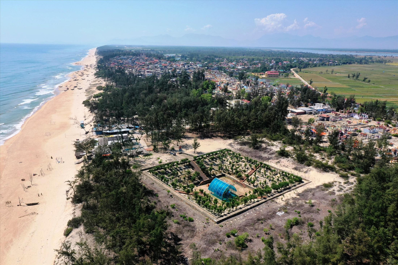 Tháp Chăm Phú Diên sâu dưới lòng cồn cát từ 5 - 7 mét và chỉ cách mép nước biển 120 mét