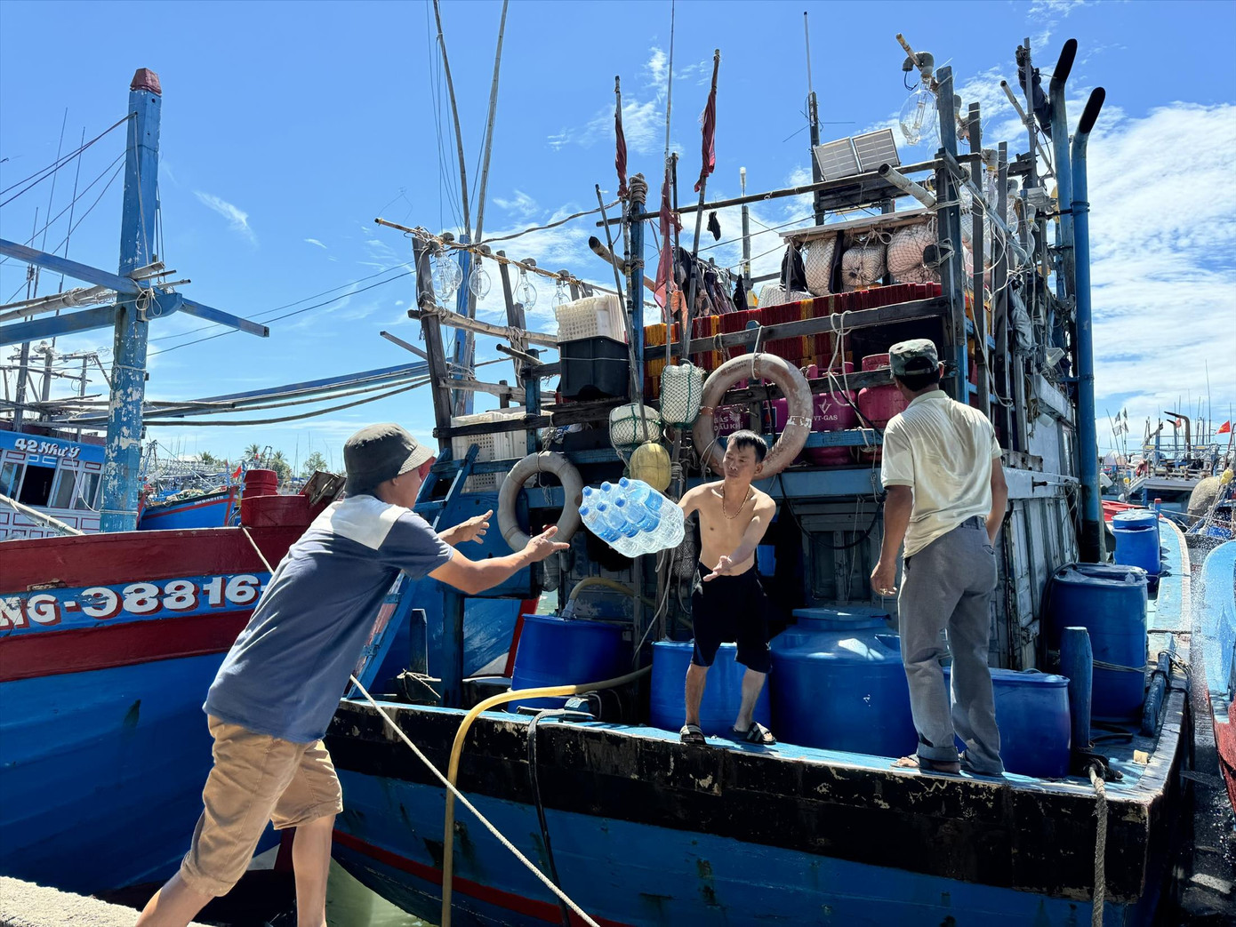 Ngư dân miền Trung lại tất bật chuẩn bị ra khơi. Ảnh: Nguyễn Ngọc Ngư dân miền Trung lại tất bật chuẩn bị ra khơi. Ảnh: Nguyễn Ngọc