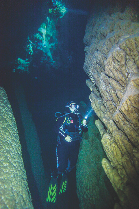 Lặn giữa các măng đá cao nhất thế giới trong hang Abismo Anhumas, Brazil Lặn giữa các măng đá cao nhất thế giới trong hang Abismo Anhumas, Brazil