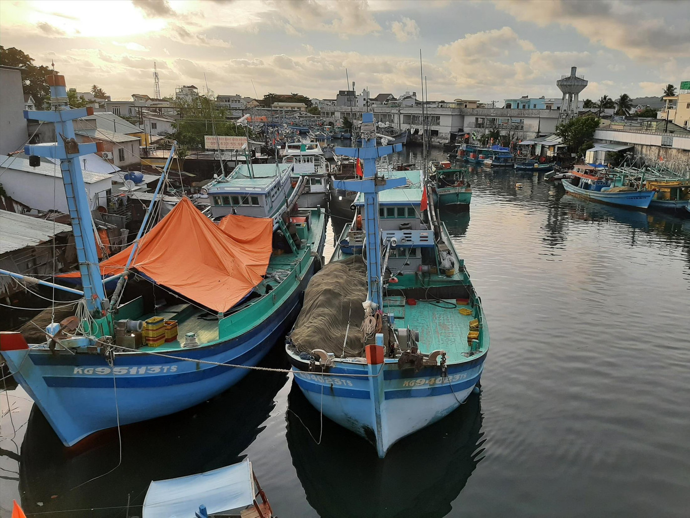 Nhiều tàu cá ở miền Tây nằm bờ vì giá xăng, dầu tăng