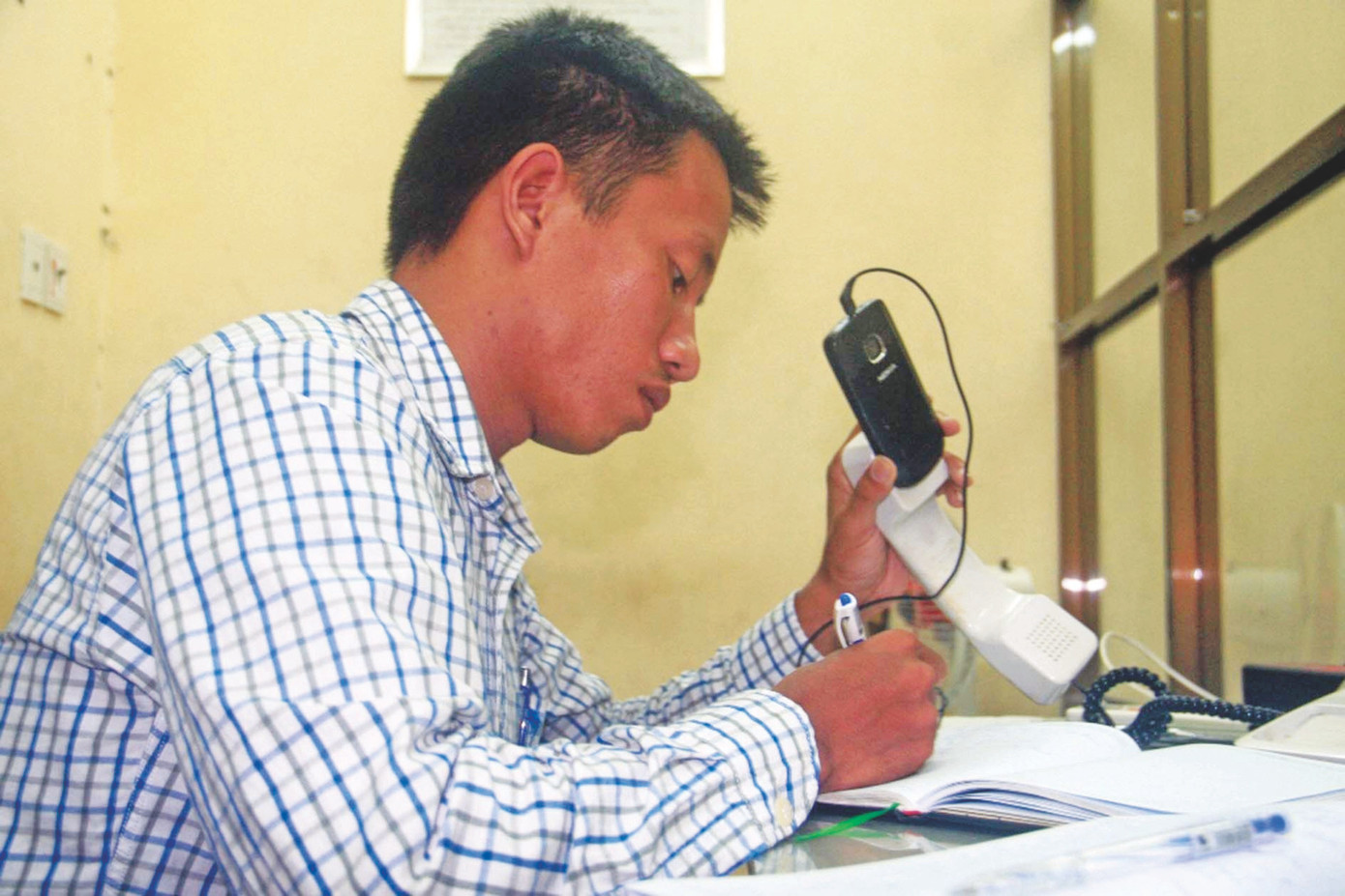 PV Nguyễn Thành tại Vùng 2 CSB ghi lại tường thuật của PV Tiền Phong đọc về từ điểm nóng Hoàng Sa tháng 5/2014