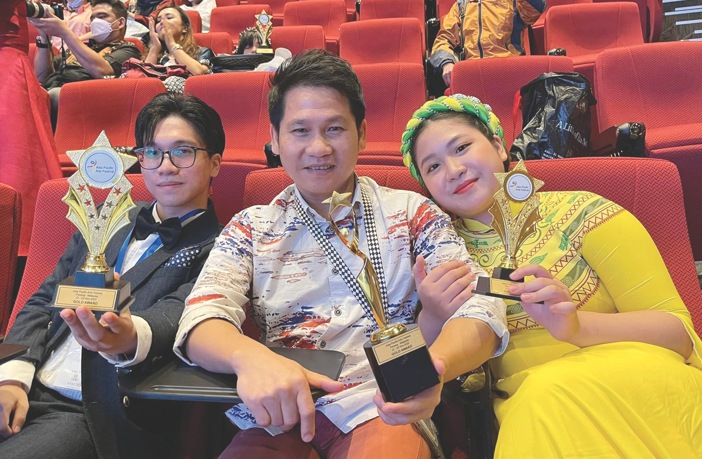 Ca sĩ Trọng Tấn và hai con trong ngày nhận ba giải vàng tại Liên hoan nghệ thuật châu Á Thái Bình Dương (APAF) Ca sĩ Trọng Tấn và hai con trong ngày nhận ba giải vàng tại Liên hoan nghệ thuật châu Á Thái Bình Dương (APAF)