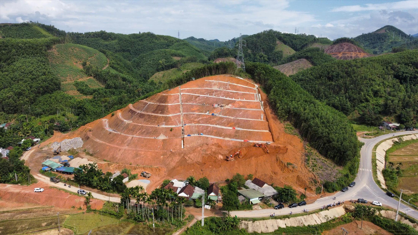 5 hộ dân với 24 nhân khẩu sống dưới chân núi Van Cà Vãi Ảnh: NN