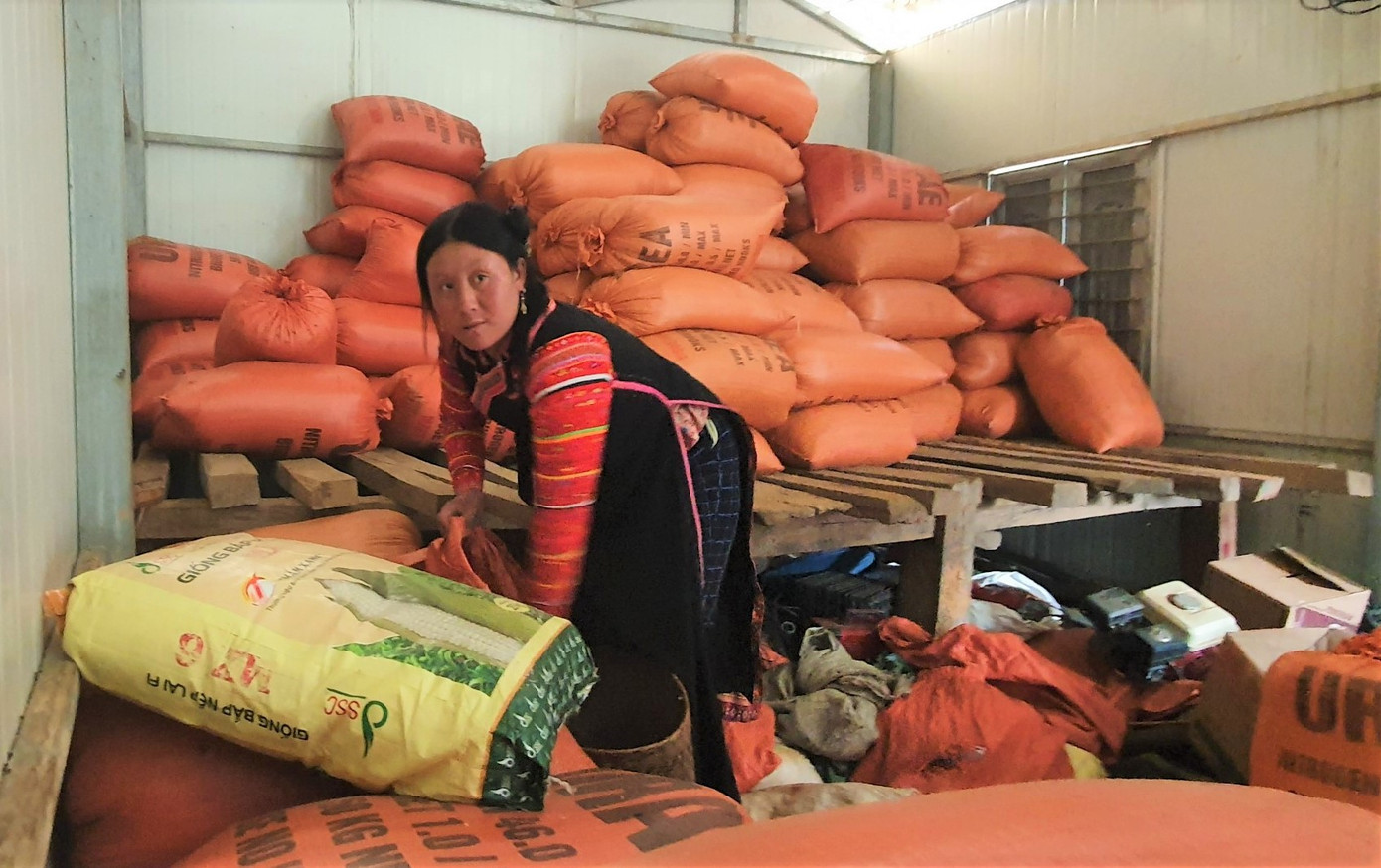 Một góc nhà Trưởng bản Pha Bu Pờ Lò Hừ được xếp kín thóc