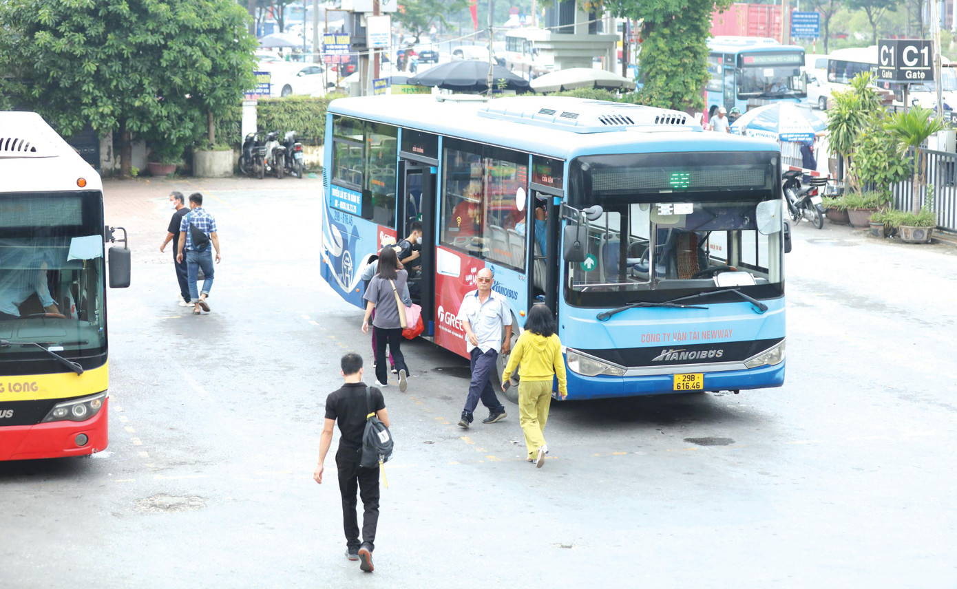 Hiện các tuyến buýt tại Hà Nội đã hoạt động 100% công suất Ảnh: Như Ý
