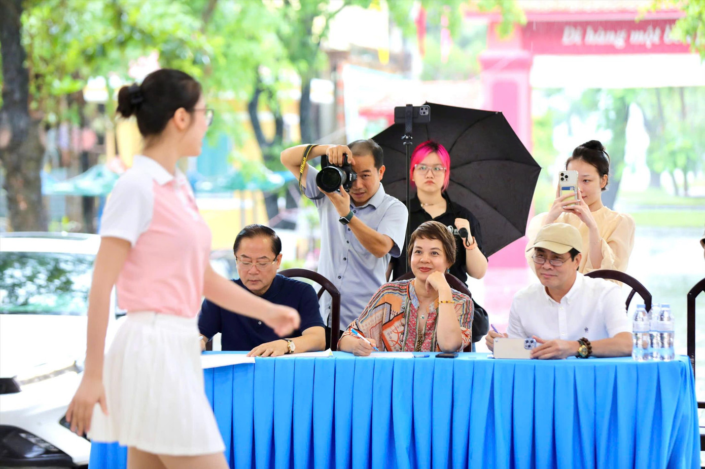 Các cố vấn và giám khảo chấm điểm thí sinh trong những hoạt động tập luyện hằng ngày. Ảnh: Hồng Vĩnh