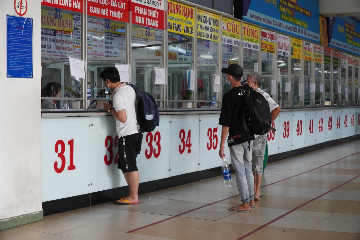 Hành khách mua vé tại Bến xe Miền Đông, TPHCM