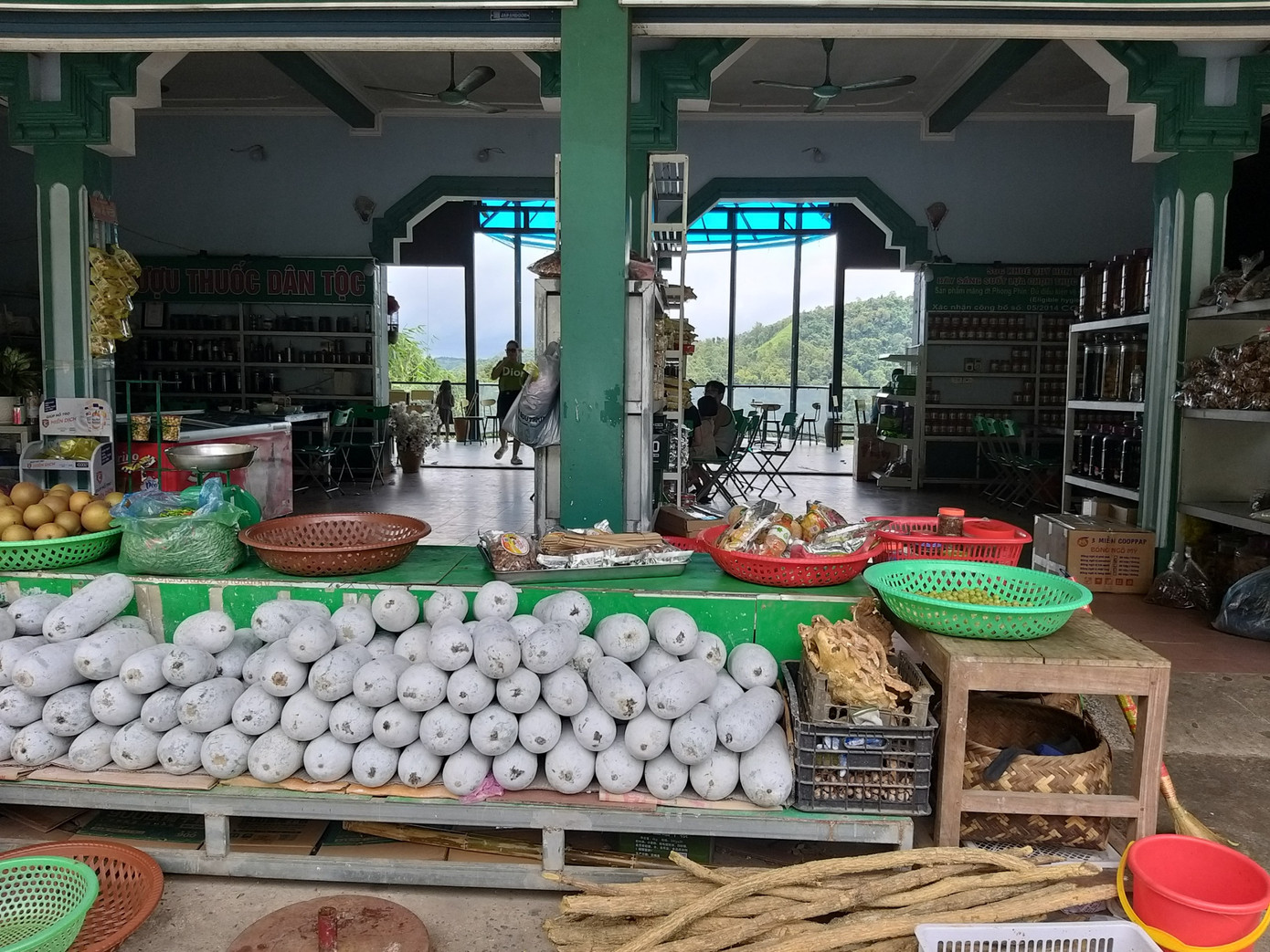 Sản vật vùng cao được bán ở nhà hàng chị Phin Sản vật vùng cao được bán ở nhà hàng chị Phin