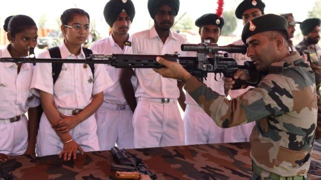 Ấn Độ là khách hàng mua vũ khí Nga nhiều nhất và hiện nay cũng tiếp tục mua dầu mỏ từ Nga với giá rẻ hơn Ảnh: Getty Images Ấn Độ là khách hàng mua vũ khí Nga nhiều nhất và hiện nay cũng tiếp tục mua dầu mỏ từ Nga với giá rẻ hơn Ảnh: Getty Images