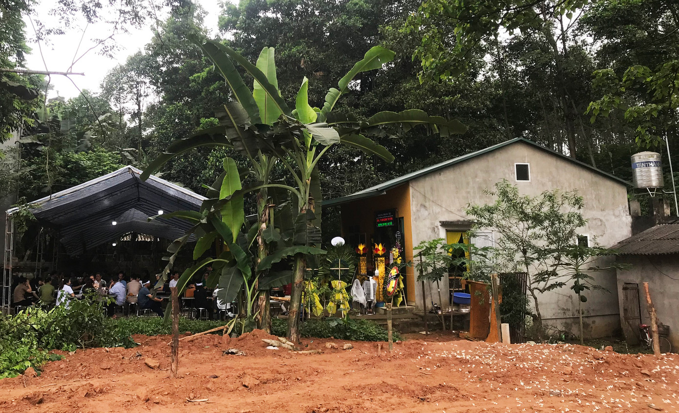 Ngồi nhà nhỏ bên sườn đồi của chị Tuyết - anh Trường Ngồi nhà nhỏ bên sườn đồi của chị Tuyết - anh Trường