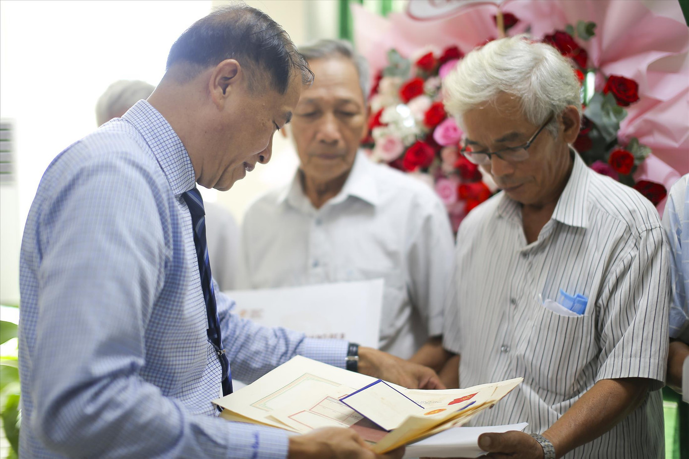 Ông Lê Minh Tuấn, Giám đốc Sở Nội vụ tỉnh Bình Định (bên trái), trao lại hồ sơ, kỷ vật cán bộ tỉnh Bình Định đi B cho gia đình. Ảnh: Trương Định Ông Lê Minh Tuấn, Giám đốc Sở Nội vụ tỉnh Bình Định (bên trái), trao lại hồ sơ, kỷ vật cán bộ tỉnh Bình Định đi B cho gia đình. Ảnh: Trương Định