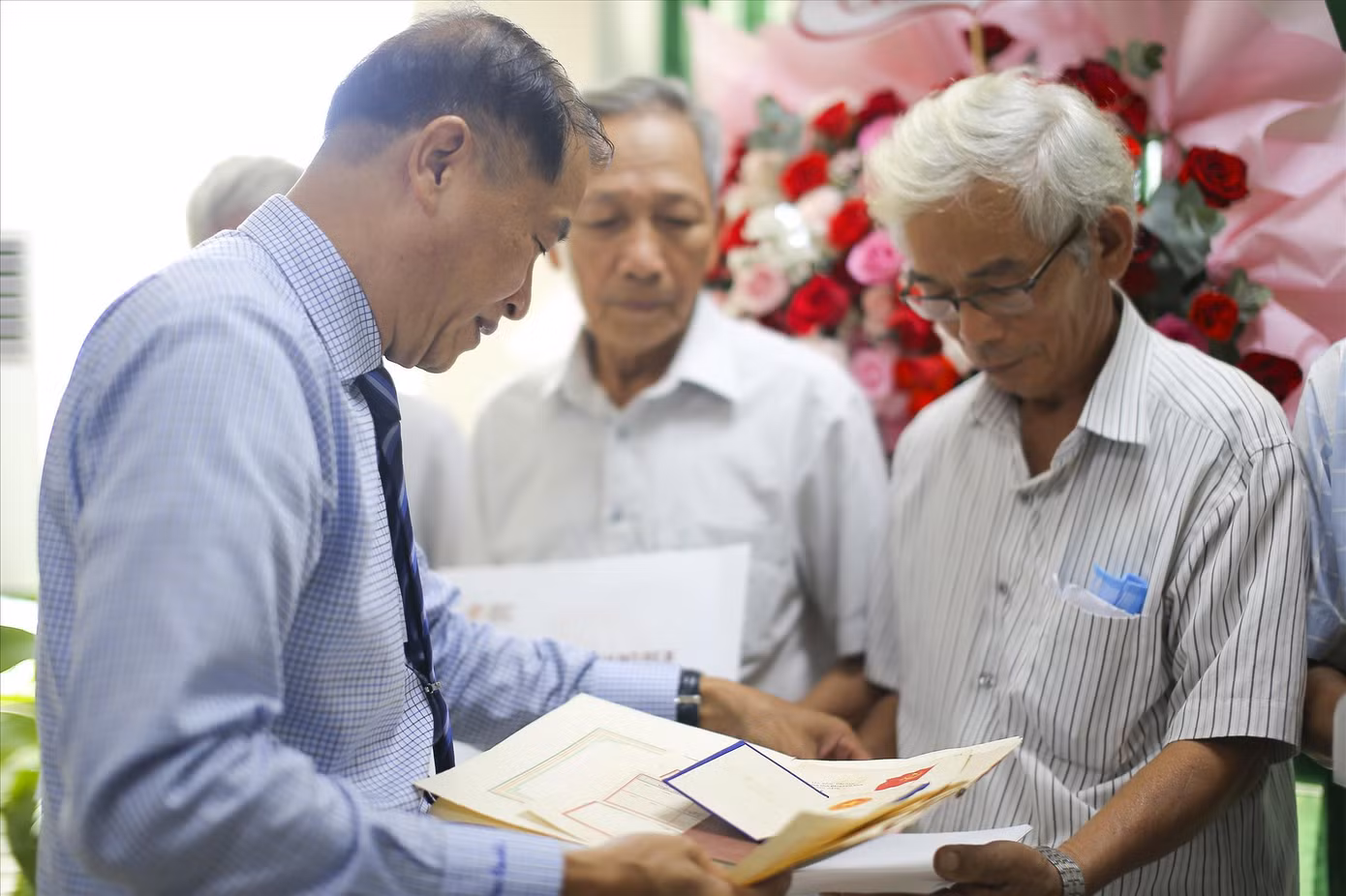 Ông Lê Minh Tuấn, Giám đốc Sở Nội vụ tỉnh Bình Định (bên trái), trao lại hồ sơ, kỷ vật cán bộ tỉnh Bình Định đi B cho gia đình. Ảnh: Trương Định Ông Lê Minh Tuấn, Giám đốc Sở Nội vụ tỉnh Bình Định (bên trái), trao lại hồ sơ, kỷ vật cán bộ tỉnh Bình Định đi B cho gia đình. Ảnh: Trương Định