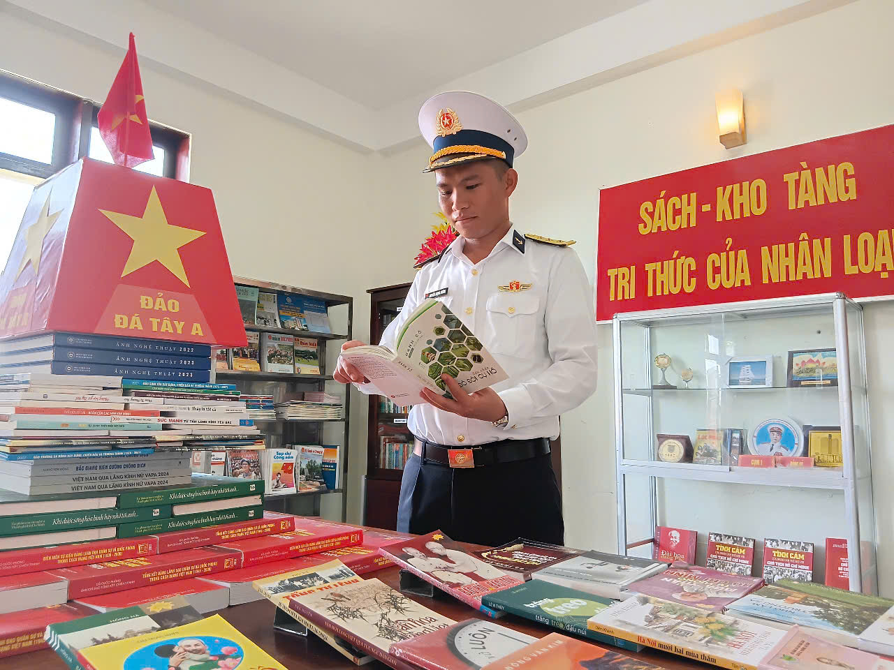 Góc trưng bày sách của đảo Đá Tây A
