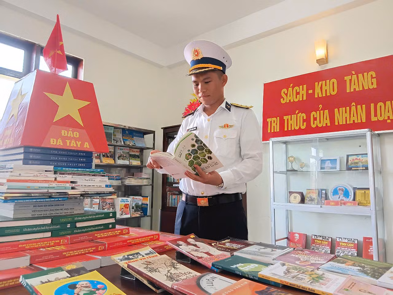 Góc trưng bày sách của đảo Đá Tây A