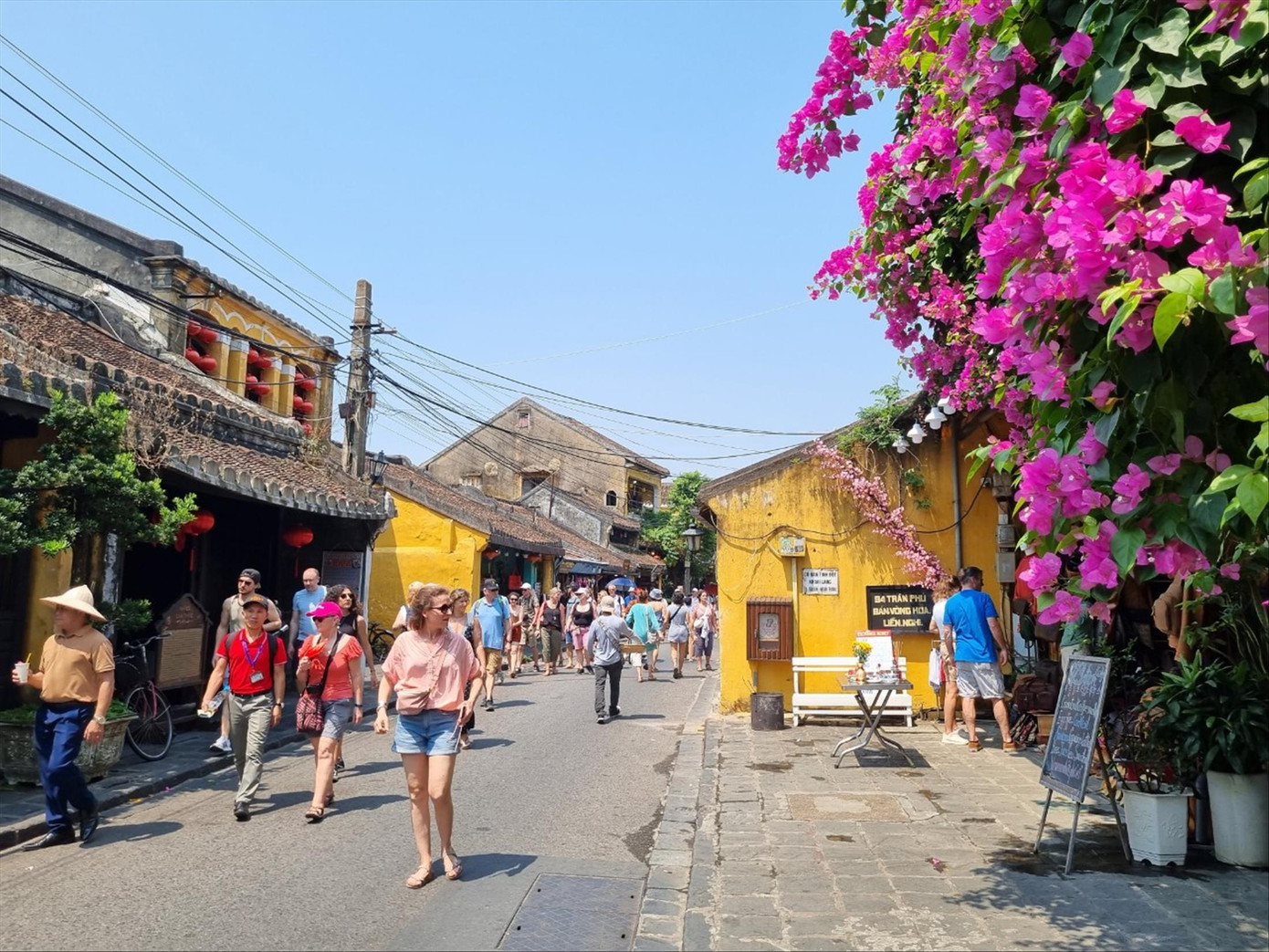 Nhiều người lo ngại việc buộc tất cả du khách đến phố cổ phải mua vé, phân luồng lối đi sẽ khó giữ chân du khách Nhiều người lo ngại việc buộc tất cả du khách đến phố cổ phải mua vé, phân luồng lối đi sẽ khó giữ chân du khách