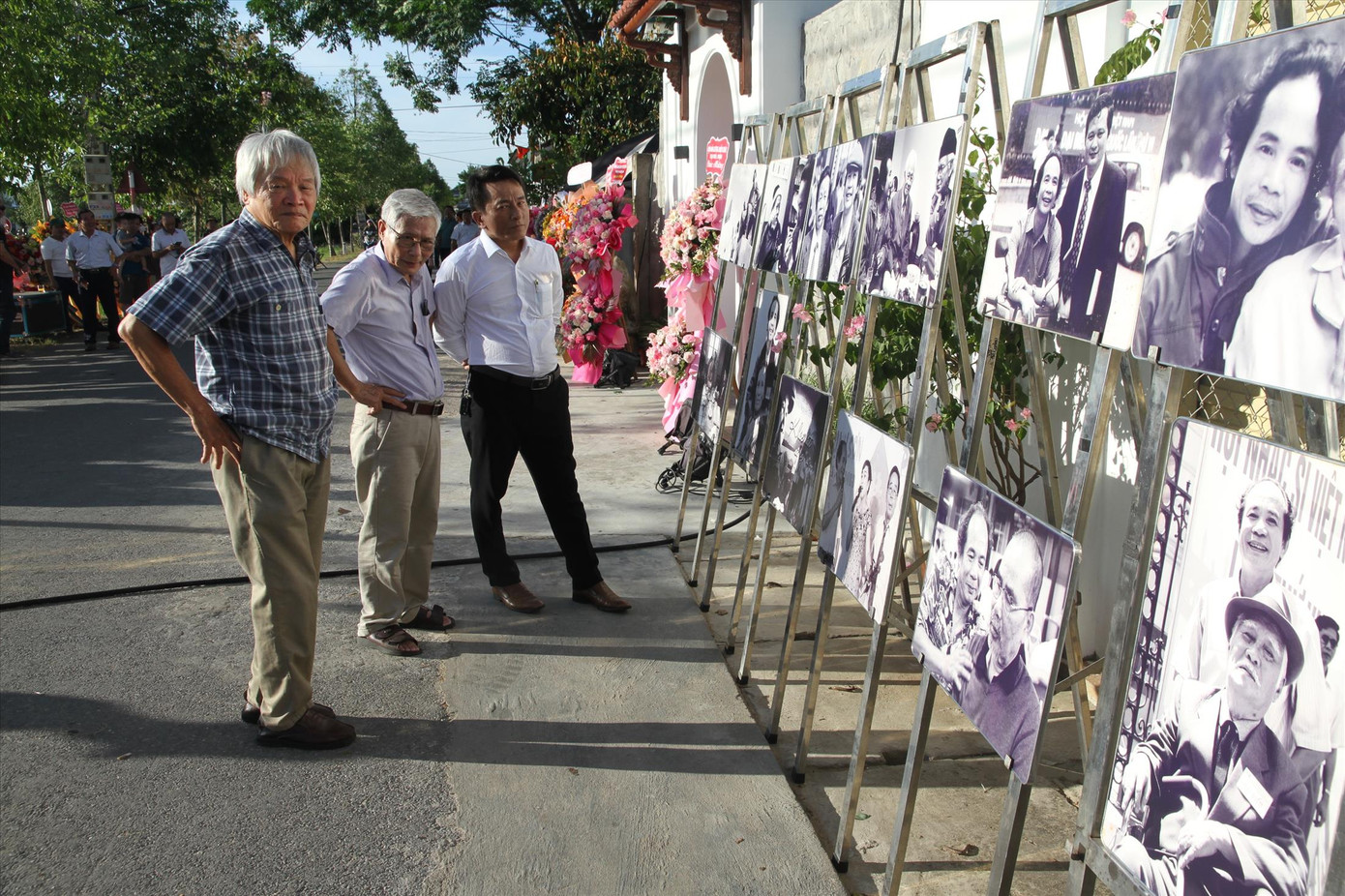 Loạt ảnh đen trắng do Nguyễn Đình Toán chụp trong suốt hơn 30 năm chơi với Nguyễn Trọng Tạo được bày dọc đường làng dẫn khách vào khu tưởng niệm Ảnh: N.M.HÀ Loạt ảnh đen trắng do Nguyễn Đình Toán chụp trong suốt hơn 30 năm chơi với Nguyễn Trọng Tạo được bày dọc đường làng dẫn khách vào khu tưởng niệm Ảnh: N.M.HÀ