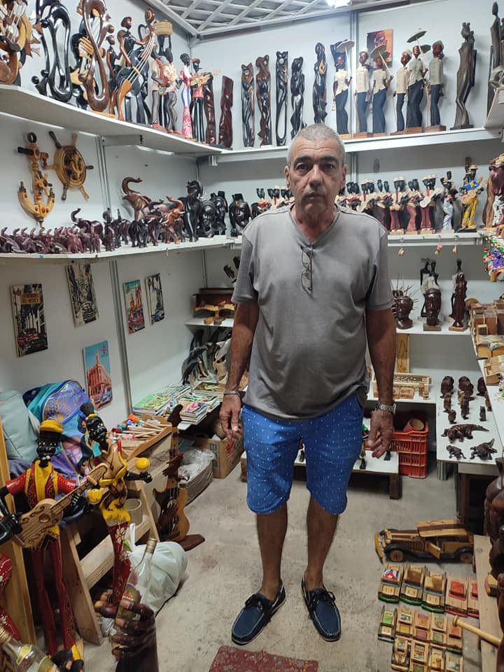 Chủ shop vui tính ở Trung tâm Nhà Kho Cũ