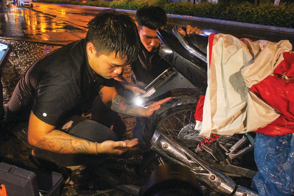 Lần đầu cứu hộ xuyên đêm với SOS Đà Nẵng, ai cũng ướt nhẹp vì cơn mưa như trút nước. Ảnh: Giang Thanh