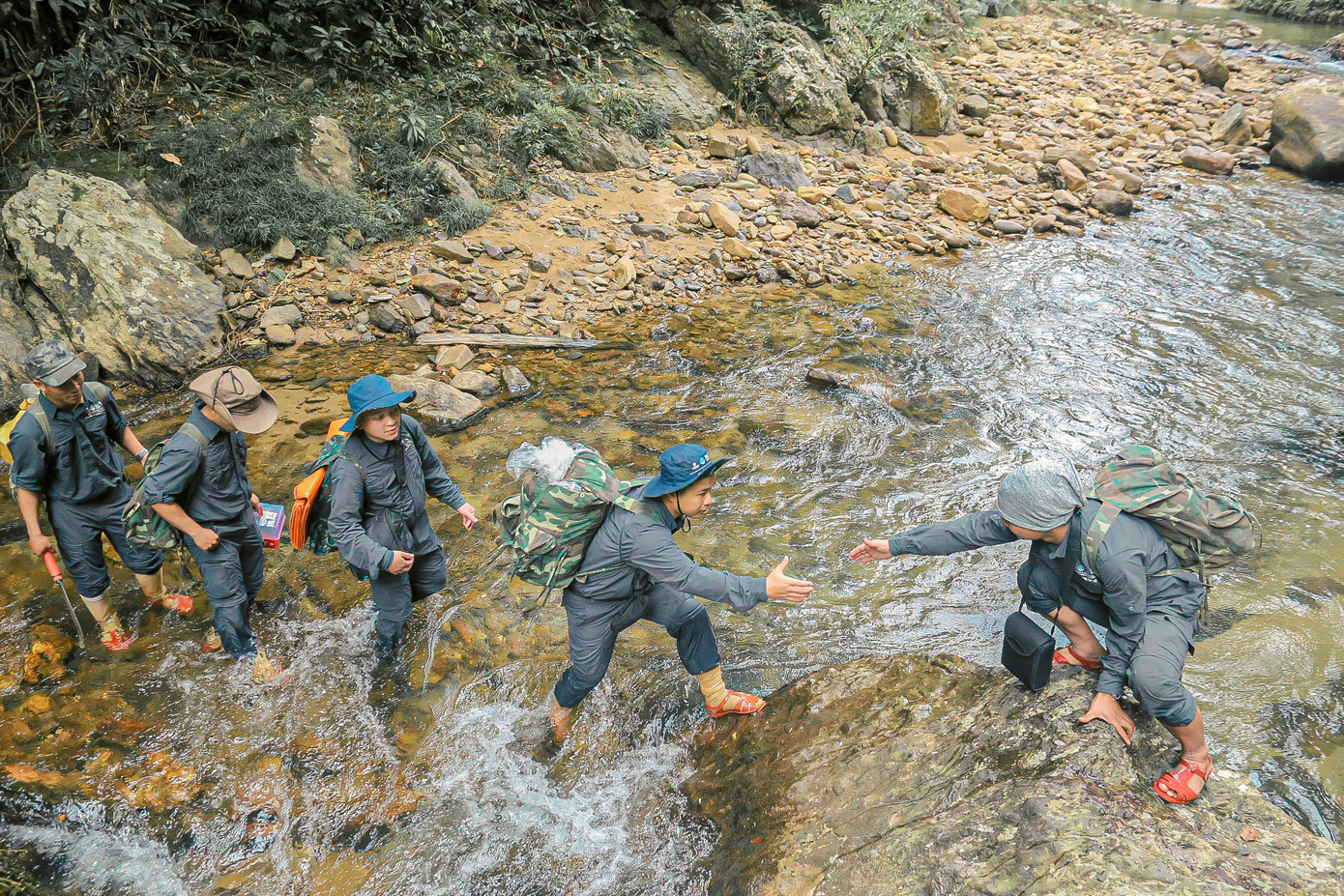 Những "hiệp sĩ" rừng già thường xuyên băng rừng, lội suối giải cứu thú hoang Những "hiệp sĩ" rừng già thường xuyên băng rừng, lội suối giải cứu thú hoang