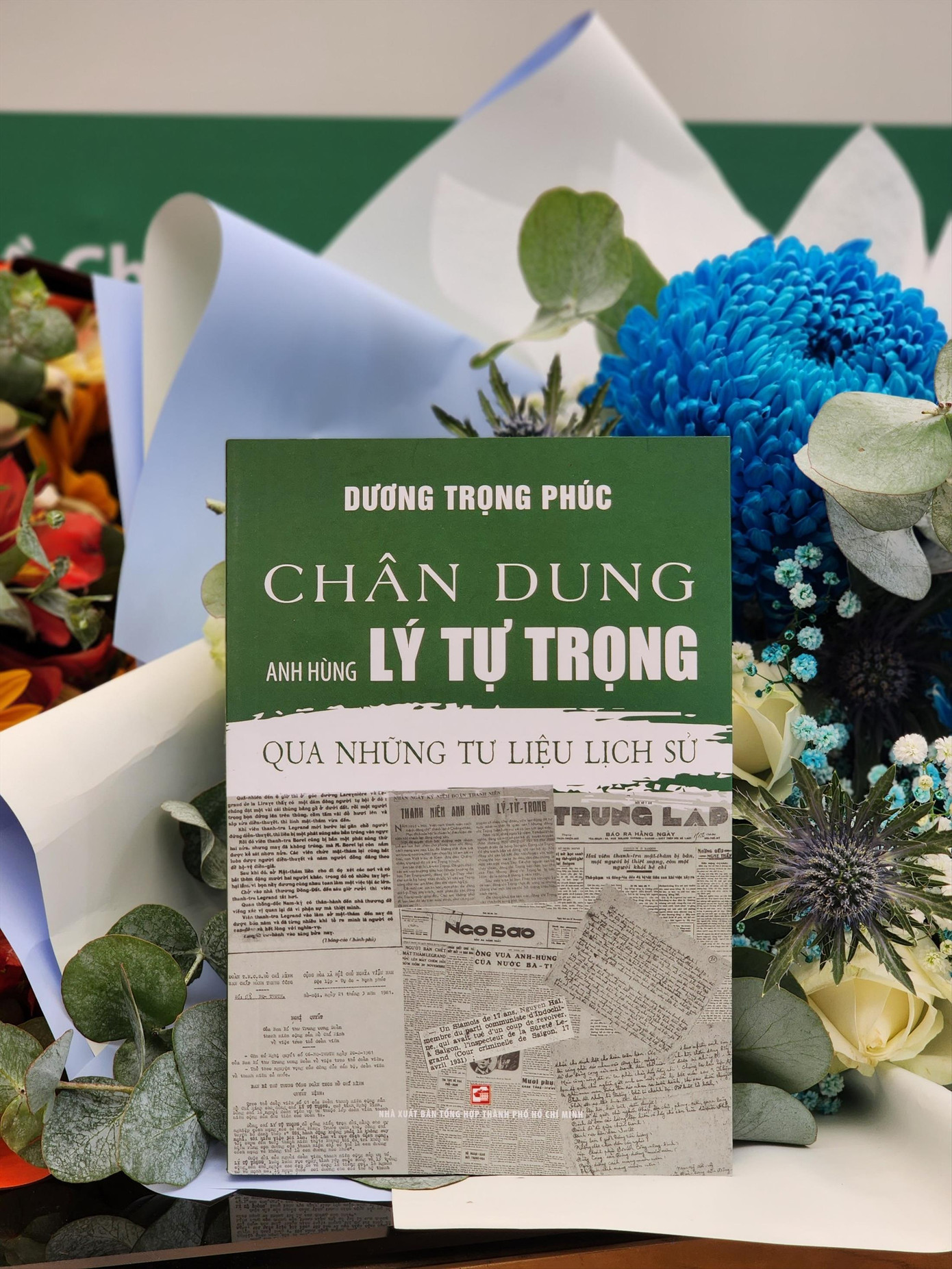 Bìa cuốn sách Chân dung anh hùng Lý Tự Trọng qua những tư liệu lịch sử.