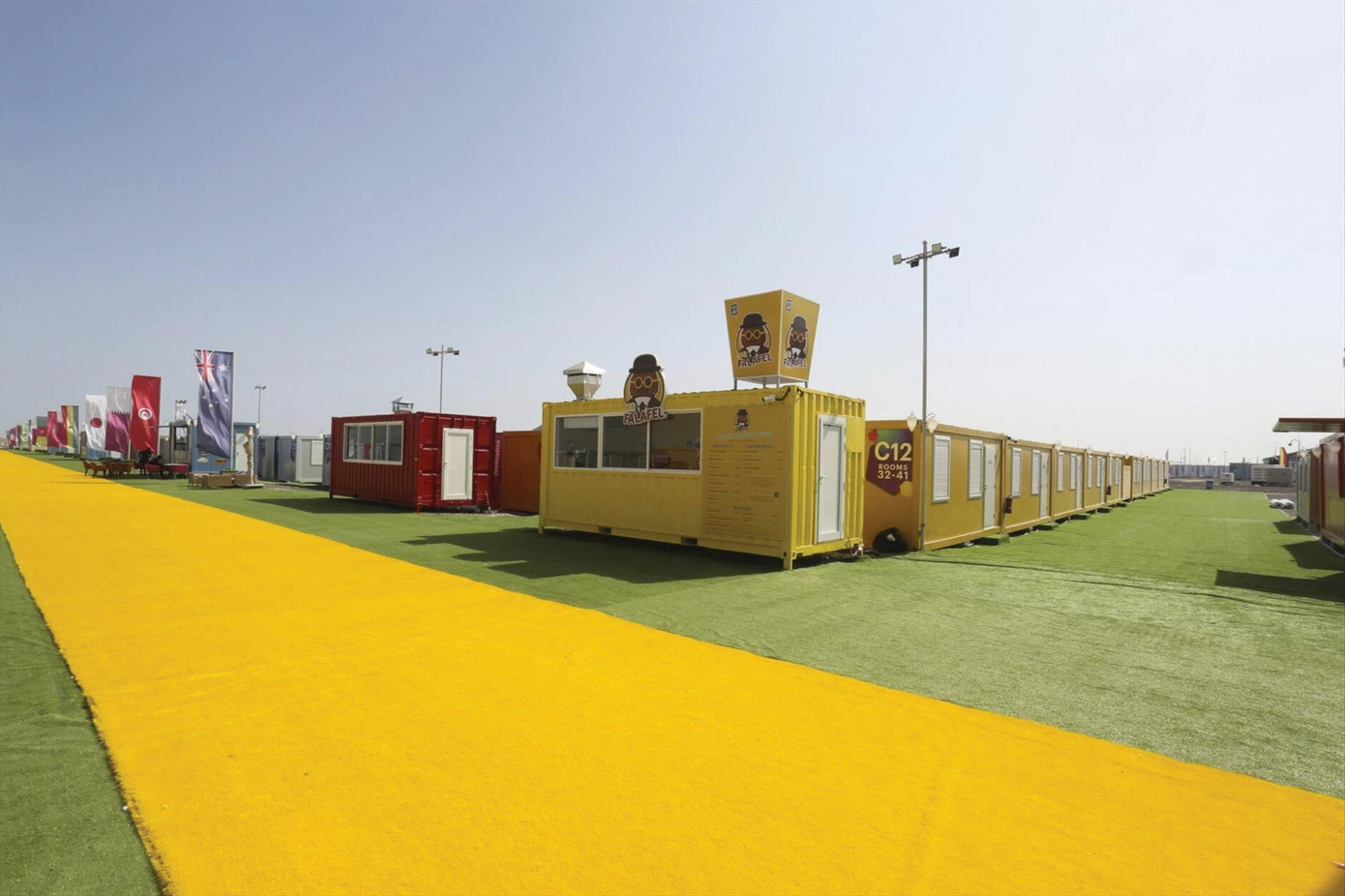 Dãy cabin có giá 10,9 triệu VNĐ mỗi đêm dành cho người hâm mộ Ảnh: WTOP Dãy cabin có giá 10,9 triệu VNĐ mỗi đêm dành cho người hâm mộ Ảnh: WTOP