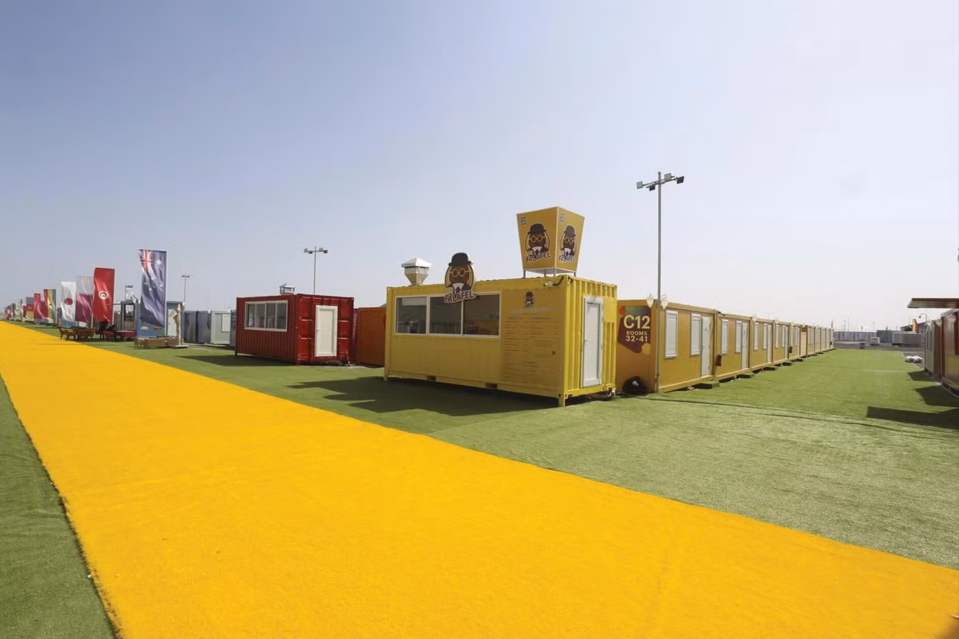 Dãy cabin có giá 10,9 triệu VNĐ mỗi đêm dành cho người hâm mộ Ảnh: WTOP Dãy cabin có giá 10,9 triệu VNĐ mỗi đêm dành cho người hâm mộ Ảnh: WTOP
