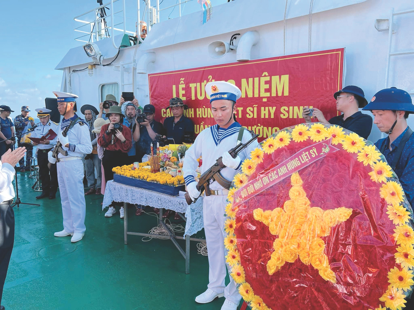 Lễ cầu siêu cho các anh hùng liệt sỹ hy sinh vì biển đảo quê hương tại đảo Len Đa. Lễ cầu siêu cho các anh hùng liệt sỹ hy sinh vì biển đảo quê hương tại đảo Len Đa.