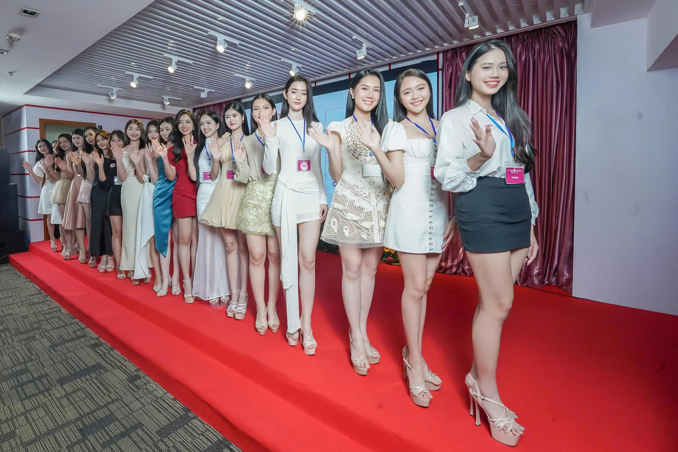 Các thí sinh năm nay được đánh giá cao về nhan sắc và tri thức cũng như kỹ năng giao tiếp, trình diễn.