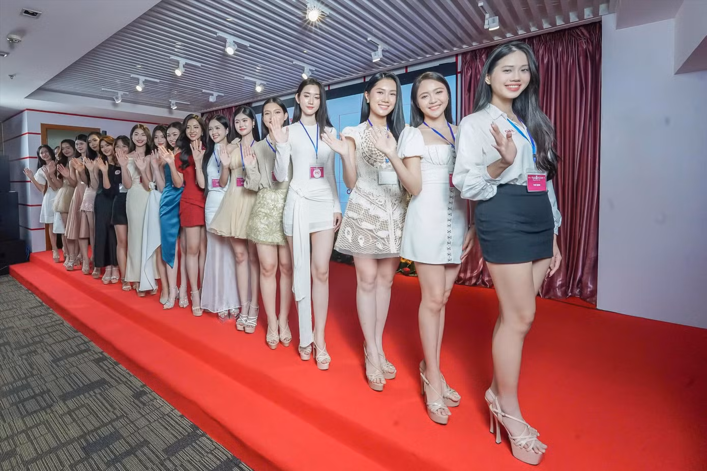 Các thí sinh năm nay được đánh giá cao về nhan sắc và tri thức cũng như kỹ năng giao tiếp, trình diễn.