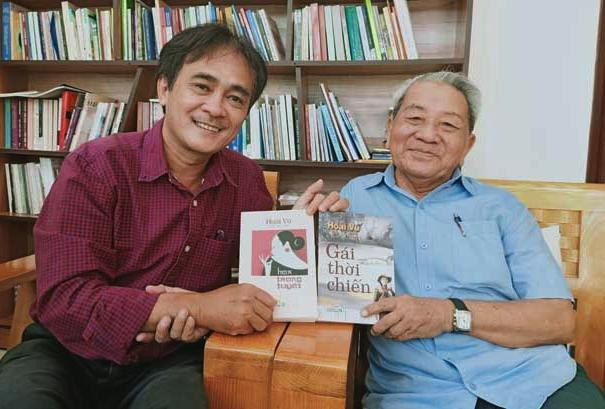 Nhà thơ Phan Hoàng (trái) và nhà thơ Hoài Vũ (phải)