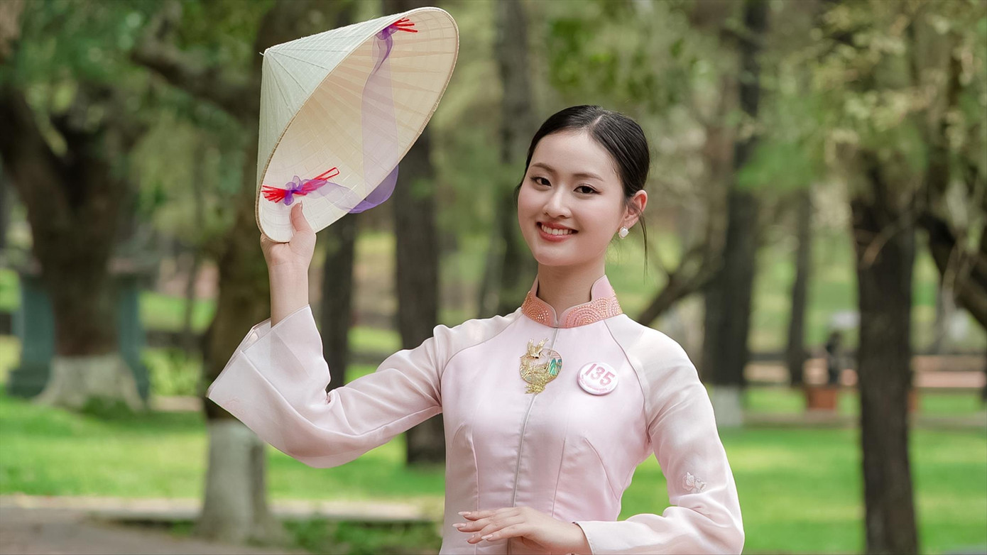 Thí sinh Hoàng Tú Anh biểu diễn với nón Huế. Thí sinh Hoàng Tú Anh biểu diễn với nón Huế.