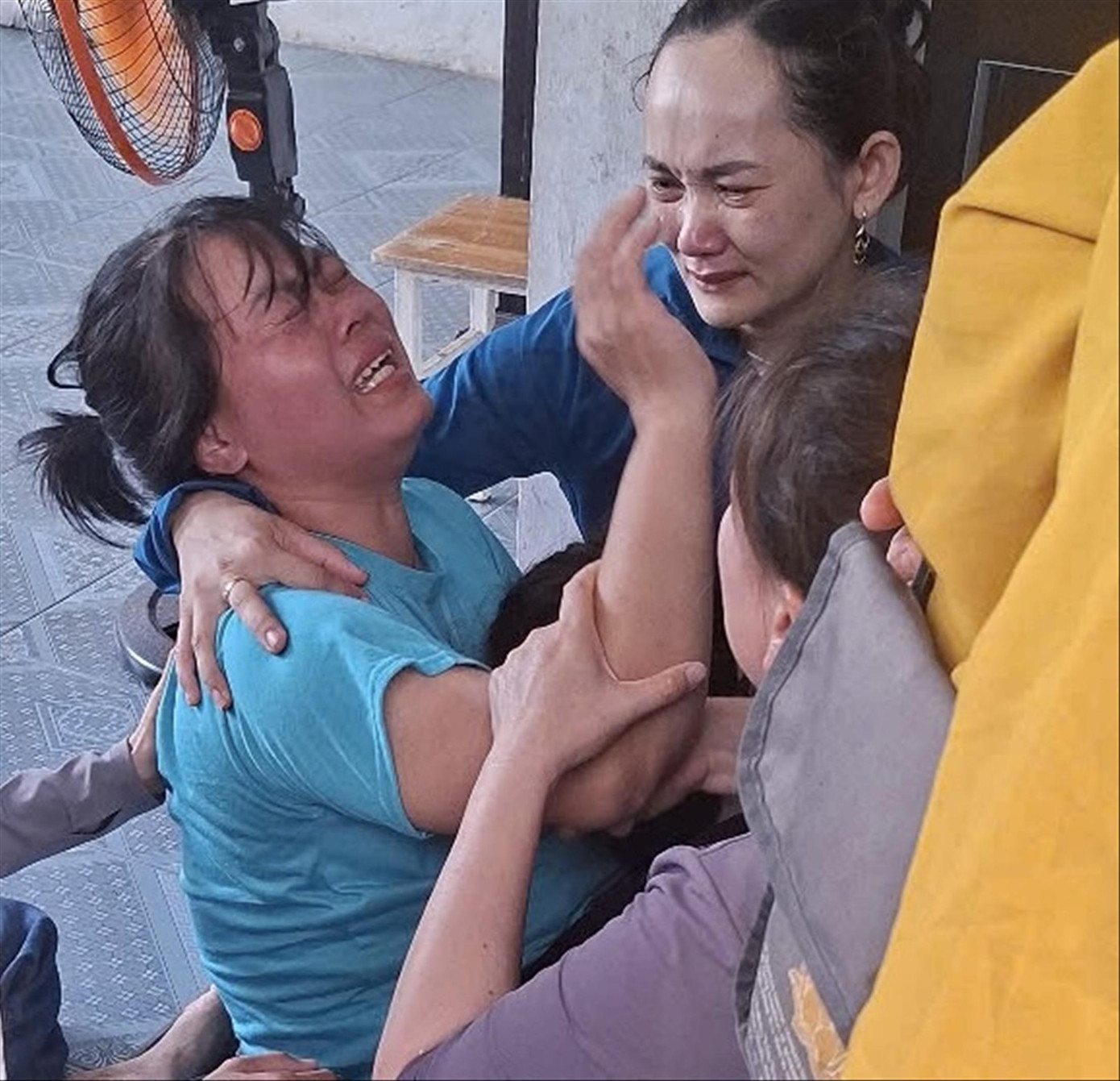 Chị Vui khóc ngất khi nhắc đến người chồng xấu số Chị Vui khóc ngất khi nhắc đến người chồng xấu số