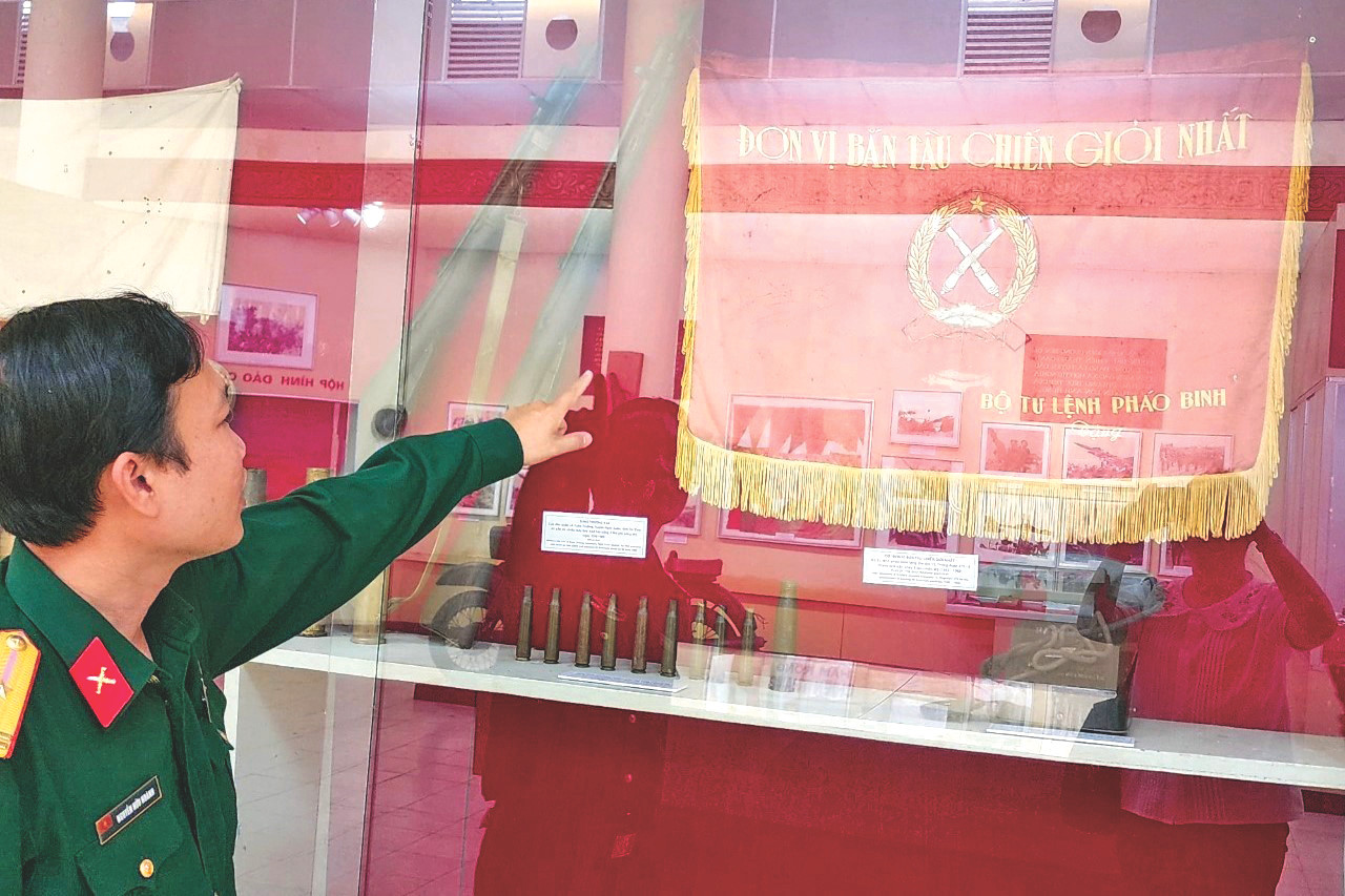 Trung tá Nguyễn Hữu Hoành, Trợ lý trưng bày Bảo tàng Quân khu 4 giới thiệu bộ sưu tập những lá cờ Trung tá Nguyễn Hữu Hoành, Trợ lý trưng bày Bảo tàng Quân khu 4 giới thiệu bộ sưu tập những lá cờ