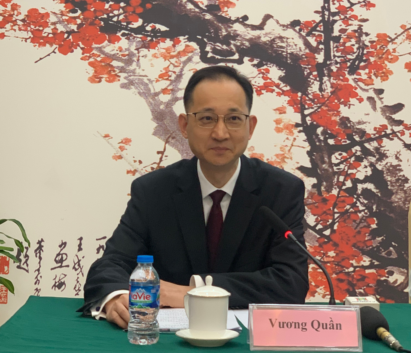 Ông Vương Quần, Công sứ Đại sứ quán Trung Quốc, tại buổi họp báo chiều 16/5 ở Hà Nội. Ảnh: Thái An