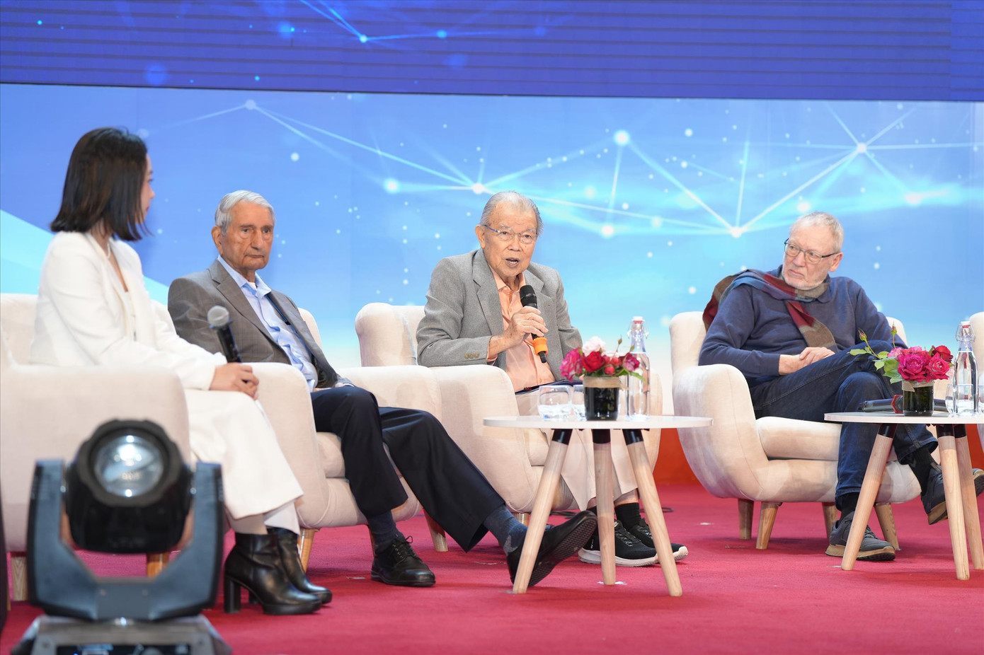 GS Võ Tòng Xuân (cầm micro) và GS Gurdev Singh Khush (thứ hai từ trái sang) giao lưu với sinh viên tại Trường Đại học VinUni sáng 21/12 GS Võ Tòng Xuân (cầm micro) và GS Gurdev Singh Khush (thứ hai từ trái sang) giao lưu với sinh viên tại Trường Đại học VinUni sáng 21/12