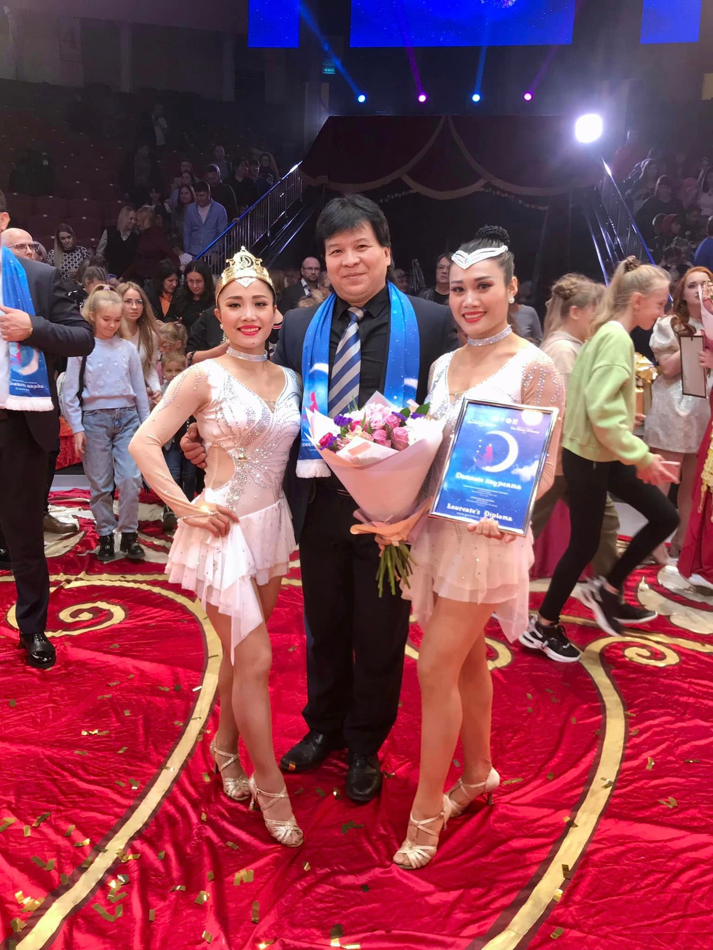 Hai nghệ sĩ chụp ảnh kỷ niệm tại Lễ trao giải cùng NSND Tống Toàn Thắng - Giám đốc Liên đoàn xiếc Việt Nam.