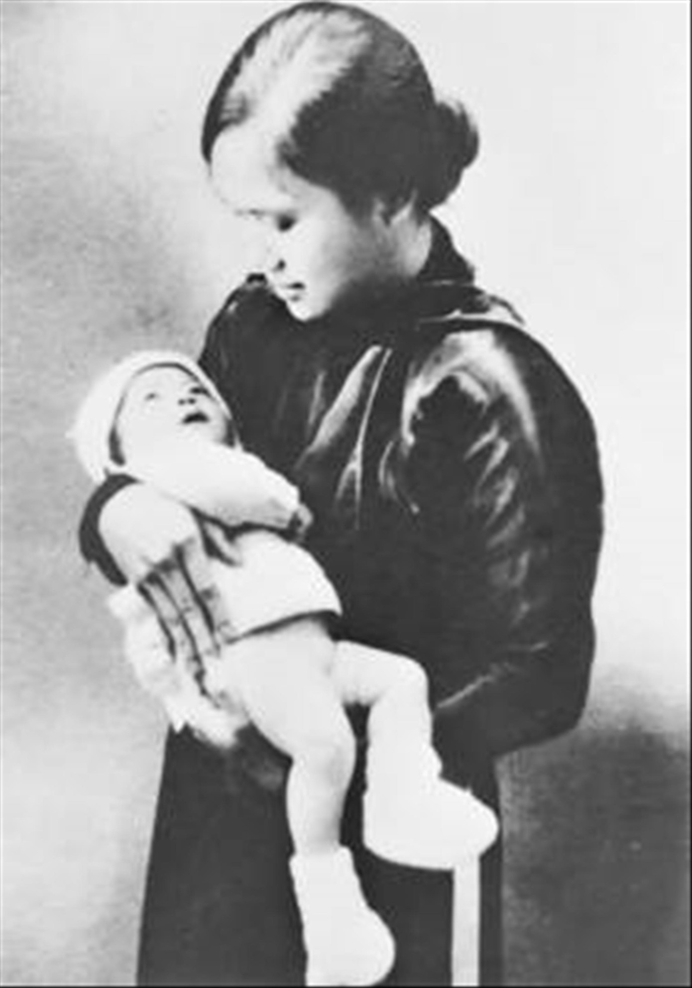 Người vợ đầu của Đại tướng, bà Nguyễn Thị Quang Thái và con nhỏ Võ Hồng Anh Người vợ đầu của Đại tướng, bà Nguyễn Thị Quang Thái và con nhỏ Võ Hồng Anh