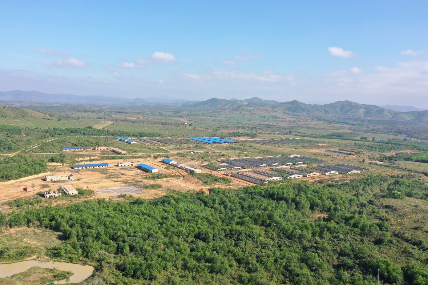 Toàn cảnh trang trại chăn nuôi lợn công nghệ cao xây dựng trái phép của Lâm nghiệp Phước An Toàn cảnh trang trại chăn nuôi lợn công nghệ cao xây dựng trái phép của Lâm nghiệp Phước An