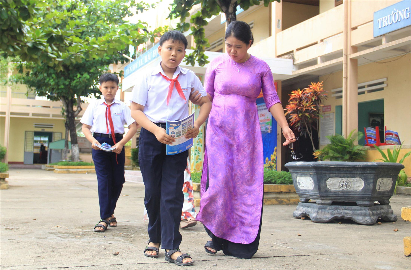 Bước đi khó nhọc nhưng hai em vẫn đến lớp đều đặn, năm lớp 5 còn được học sinh giỏi Ảnh: Thanh Trần.