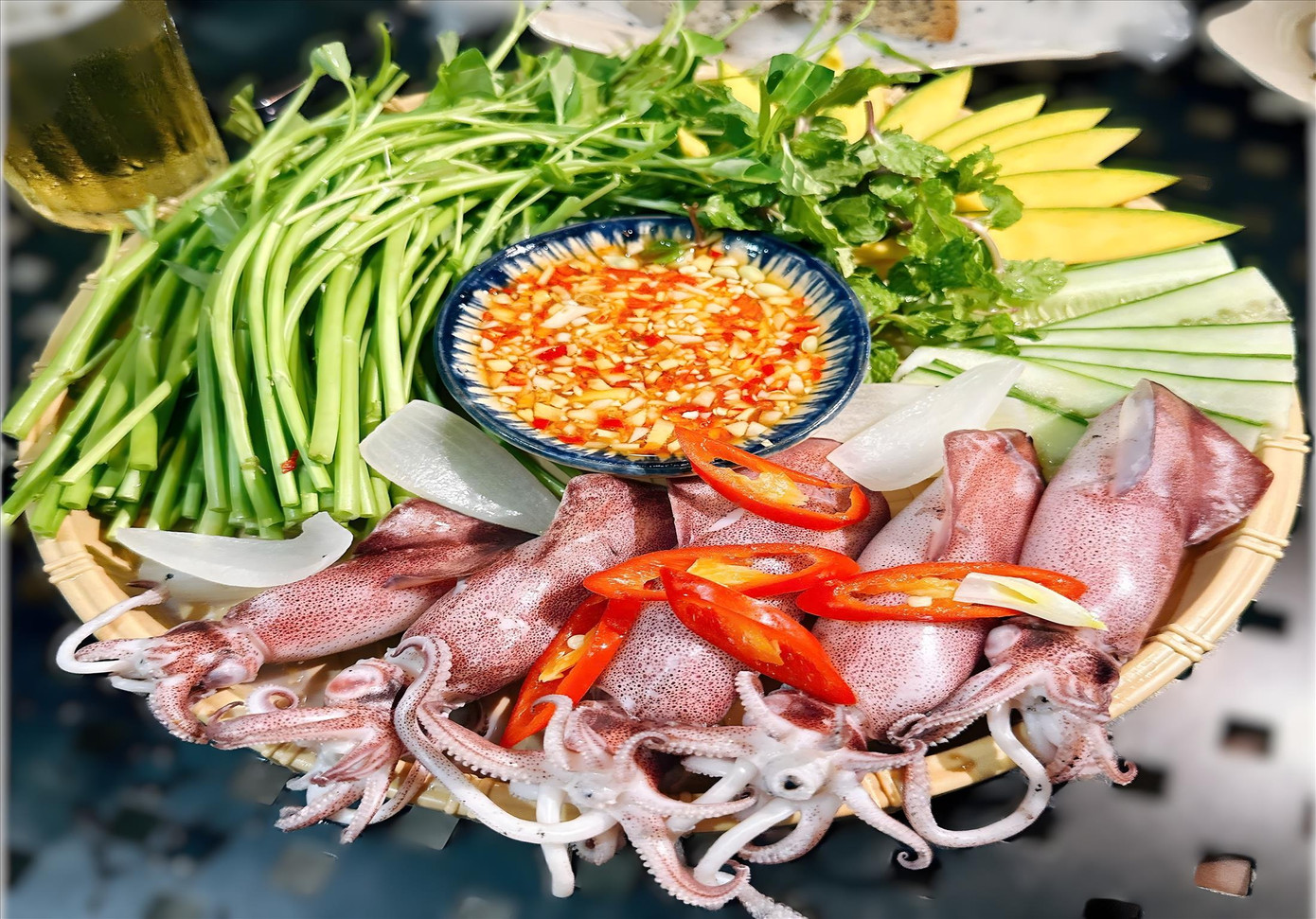 Mực cuốn rau muống, món ăn gây bão.