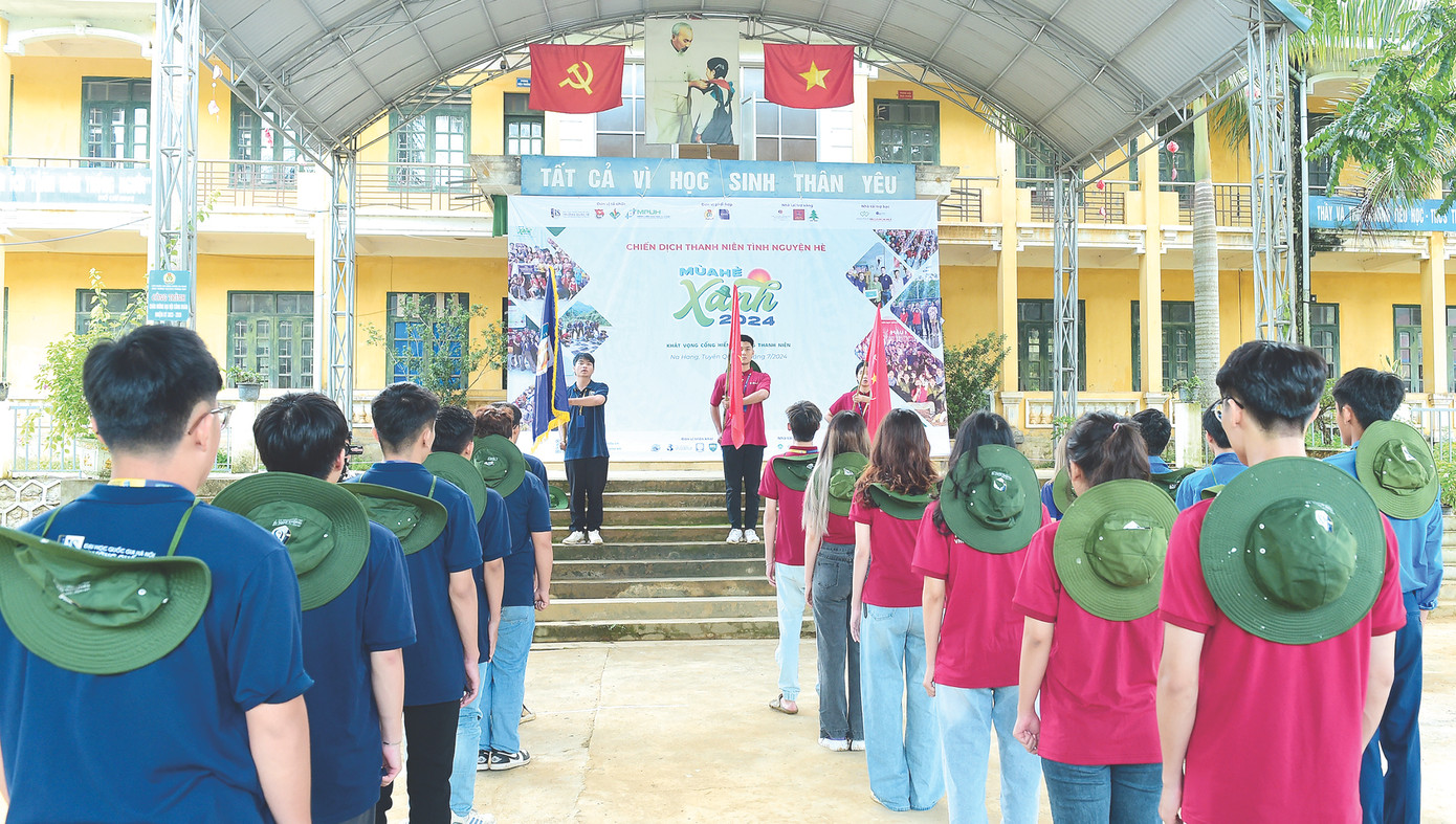 Đội Sinh viên tình nguyện Mùa hè xanh tại Thượng Giáp thực hiện lễ chào cờ. Ảnh: Xuân Tùng Đội Sinh viên tình nguyện Mùa hè xanh tại Thượng Giáp thực hiện lễ chào cờ. Ảnh: Xuân Tùng