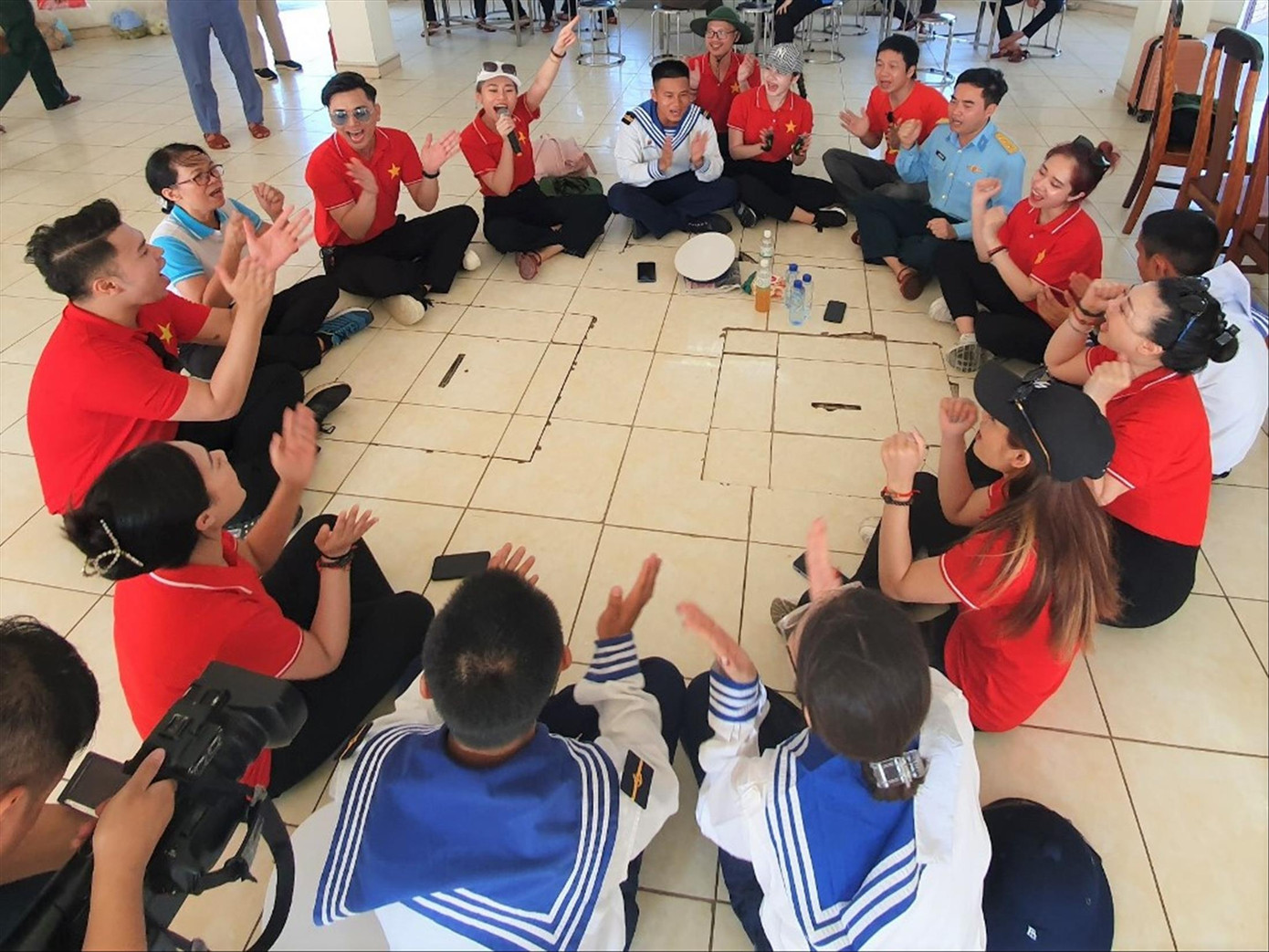 Phút giao lưu, ca hát của chiến sỹ đảo Đá Thị khi đón đoàn công tác số 6 ra thăm. Ảnh: Đức Anh