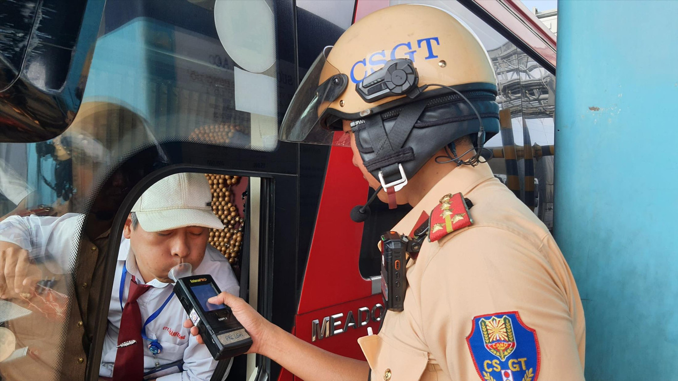 Lực lượng CSGT kiểm tra nồng độ cồn tài xế tại Trạm thu phí An Sương - An Lạc vào chiều 21/11. Ảnh: Hoàng Thuận