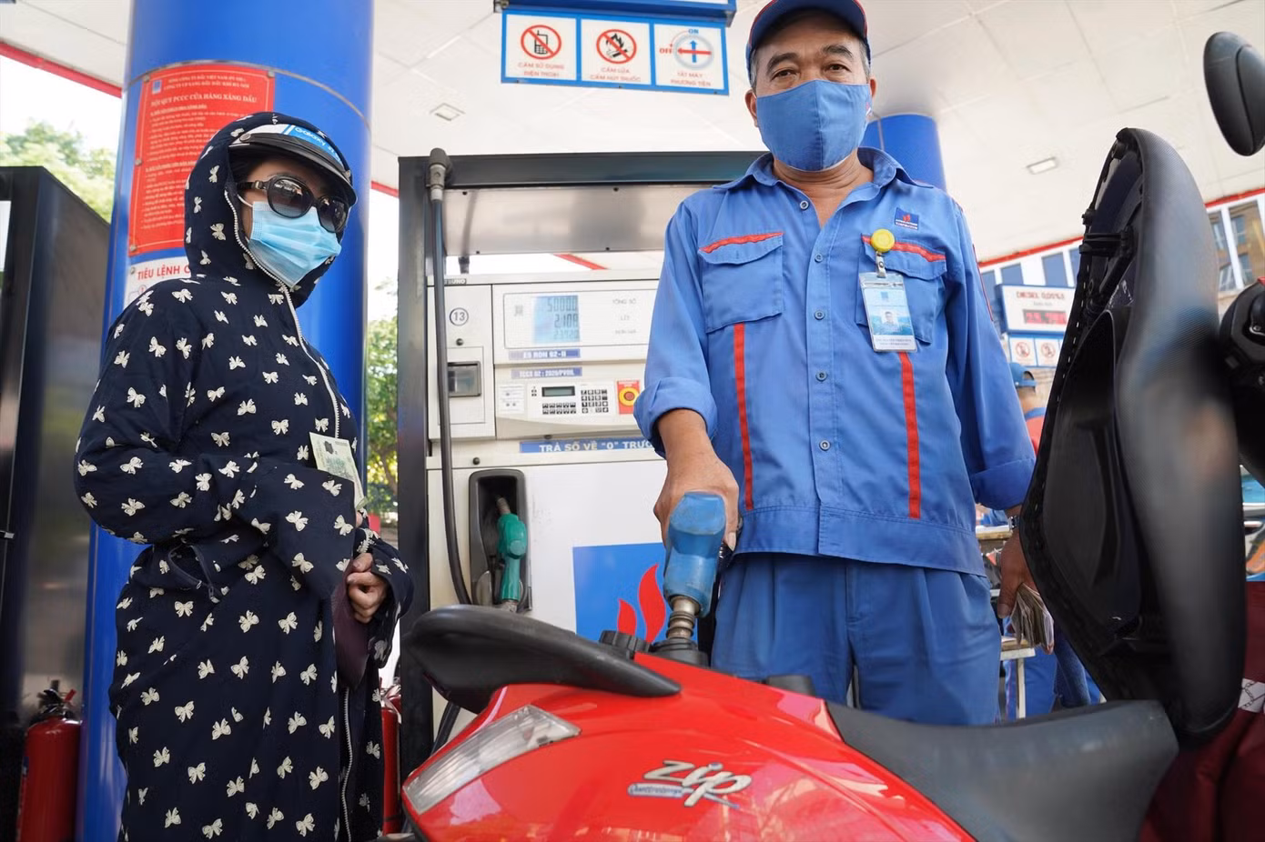Các doanh nghiệp cho rằng, việc kiểm soát chặt quy định nhập khẩu xăng dầu sẽ giúp hạn chế được tình trạng thiếu nguồn cung. Ảnh: Như Ý Các doanh nghiệp cho rằng, việc kiểm soát chặt quy định nhập khẩu xăng dầu sẽ giúp hạn chế được tình trạng thiếu nguồn cung. Ảnh: Như Ý