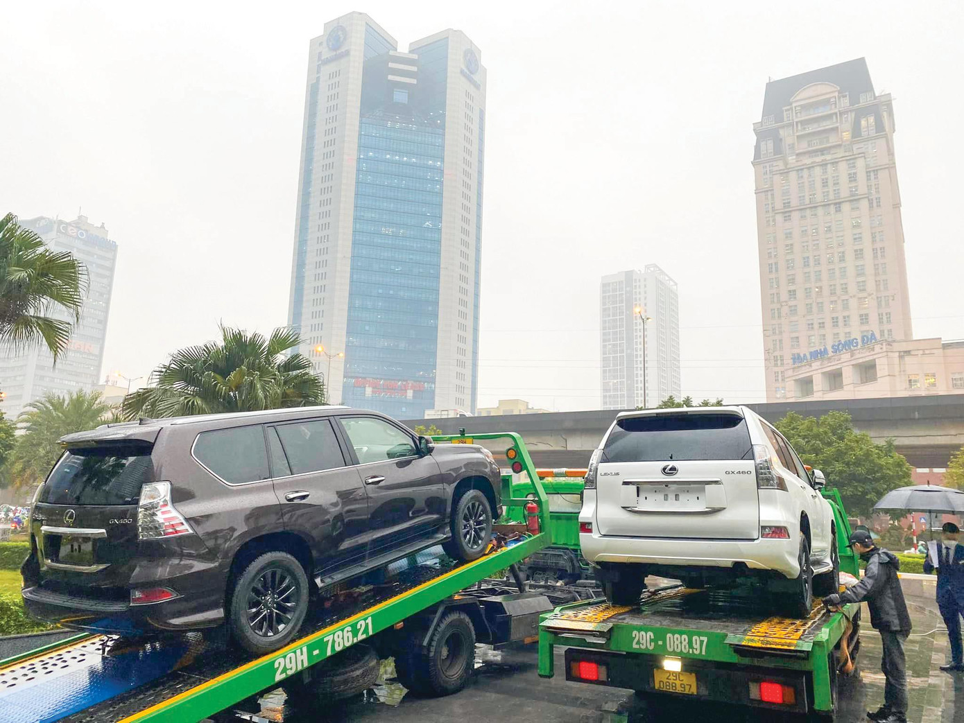 Ẩn núp phía sau những đối tượng trong đường dây buôn siêu xe đều là những thế lực có tiền và quyền lực cần được cơ quan chức năng làm rõ