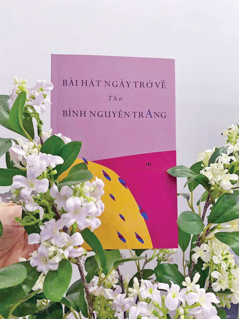 Bài hát ngày trở về, tập thơ xuất bản cuối năm 2024 của Bình Nguyên Trang, tập hợp nhiều bài thơ được yêu thích một thuở, từng được in trên nhiều ấn phẩm báo chí. Bài hát ngày trở về, tập thơ xuất bản cuối năm 2024 của Bình Nguyên Trang, tập hợp nhiều bài thơ được yêu thích một thuở, từng được in trên nhiều ấn phẩm báo chí.