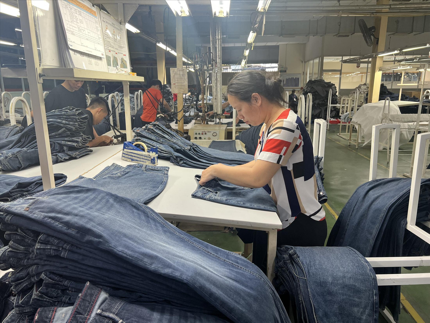 Doanh nghiệp xuất khẩu gặp khó trăm bề (Ảnh tại Công ty Việt Thắng Jean) ảnh: U.P Doanh nghiệp xuất khẩu gặp khó trăm bề (Ảnh tại Công ty Việt Thắng Jean) ảnh: U.P