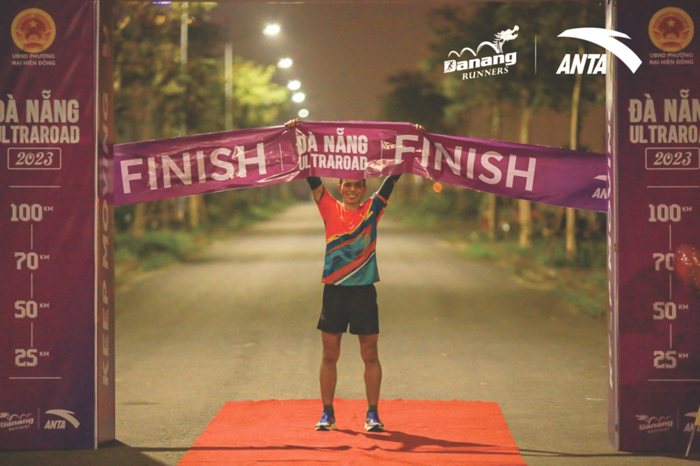 Anh Tuấn Con lập kỉ lục người chạy 100km nhanh nhất Việt Nam tại sự kiện Ultra Road 2023 Ảnh: NVCC