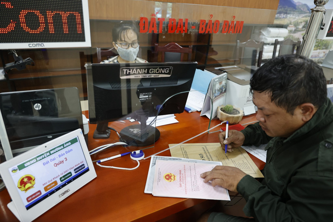 Chi phí “không tên” khi người dân đi làm sổ đỏ vẫn tồn tại. Ảnh: Như Ý