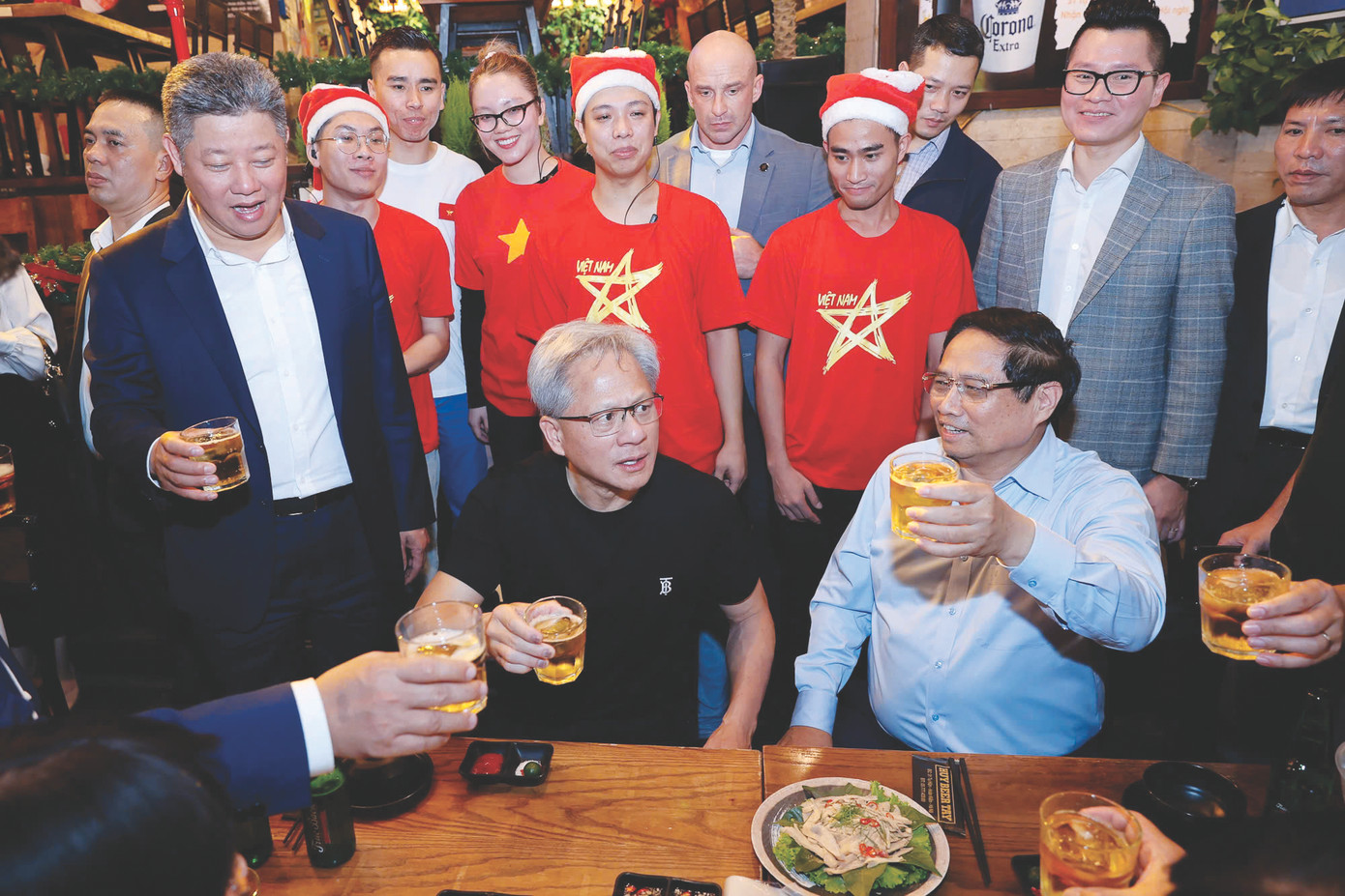 Thủ tướng Phạm Minh Chính (bên phải) và tỷ phú Jensen Huang (bên trái) uống bia tại phố cổ Hà Nội. Ảnh: Nhật Minh